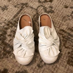 White tie knot slip ons